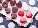 Рецепта Домашни шоколадови бонбони с млечен и натурален шоколад, ром и сметана във формички сърце